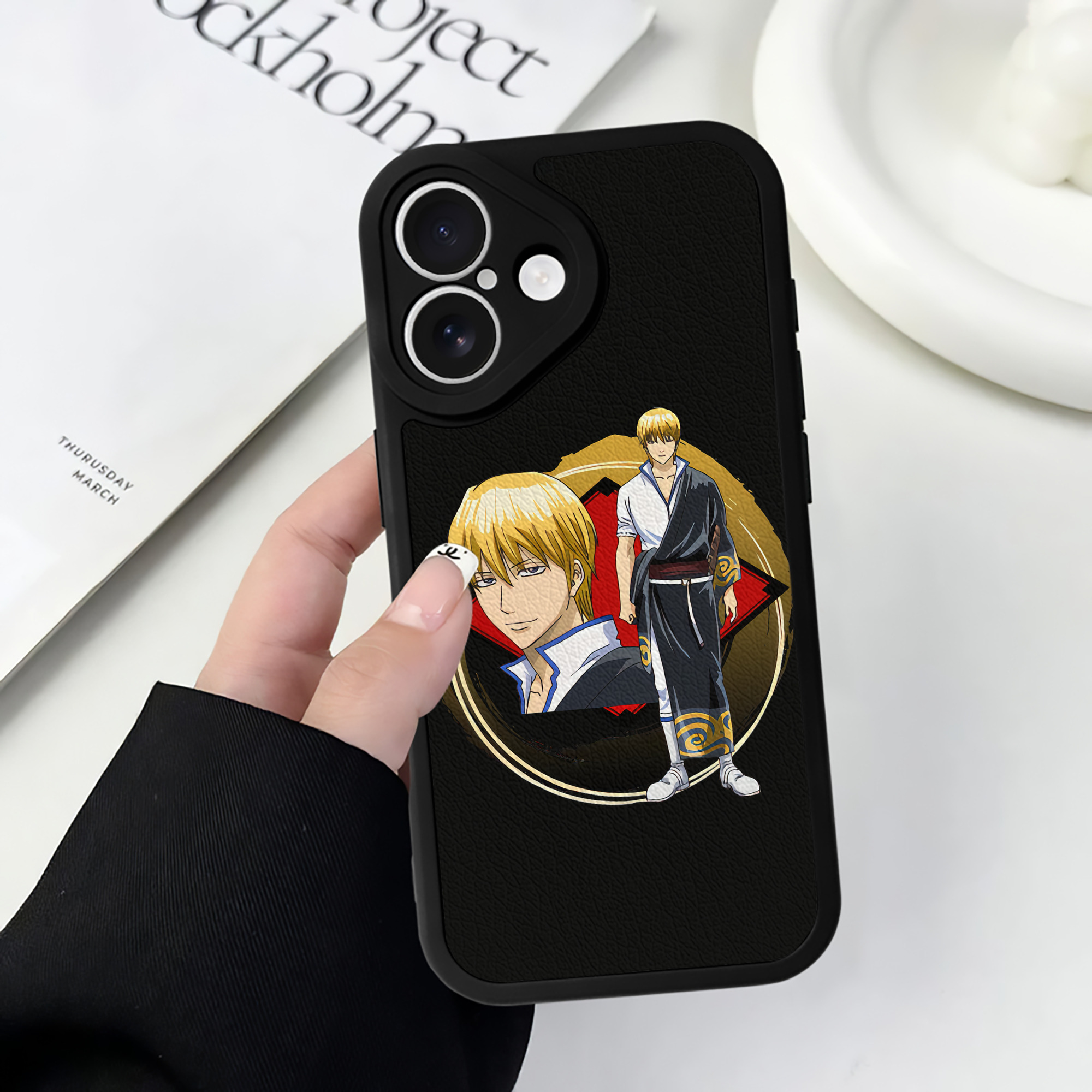 （画像用） ぎんたま 坂田銀時（さかたぎんとき） 神楽 志村新八（しむら しんぱち） GINTAMA Sakata Gintoki Kagura Shimura Shinpachi 【iPhone 16シリーズ対応】シリコンスマホケース（レザー調） 材質：シリコン
